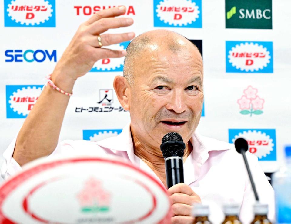 　取材に応じるラグビー日本代表のエディー・ジョーンズ・ヘッドコーチ＝９月