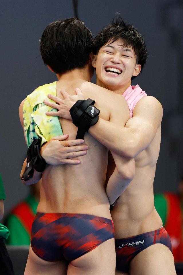 　演技を終え大久保柊（手前）と抱き合う玉井陸斗