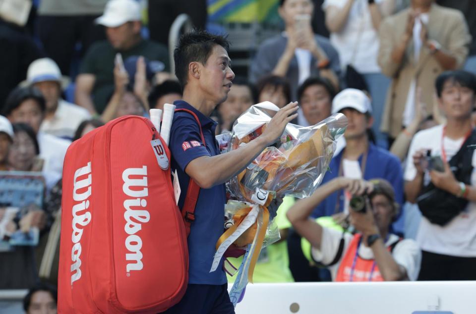 声援に応える錦織圭（撮影・佐々木彰尚）