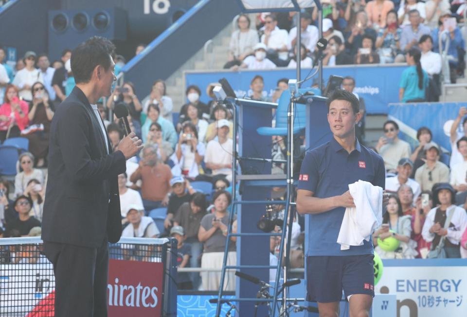 松岡修造氏（左）のインタビューを受けた錦織圭（撮影・佐々木彰尚）