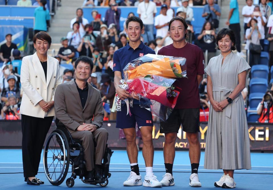 写真におさまる（左から）杉山愛、国枝慎吾、錦織圭、日本代表・添田豪監督、伊達公子（撮影・佐々木彰尚）