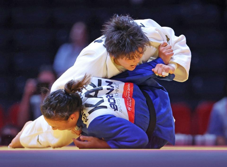 女子７０キロ級決勝　カザフスタン選（手前）から技ありを奪う前田凜　
