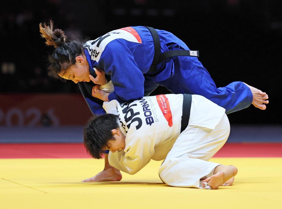 女子７０キロ級決勝　カザフスタン選手を攻める前田凜