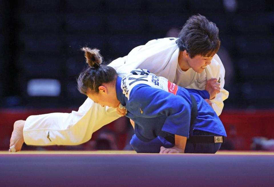 女子７０キロ級決勝　カザフスタン選（手前）から技ありを奪う前田凜