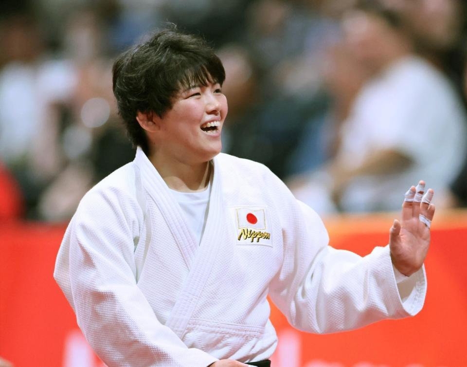 女子７０キロ級で金メダルを獲得し、笑顔の前田凜