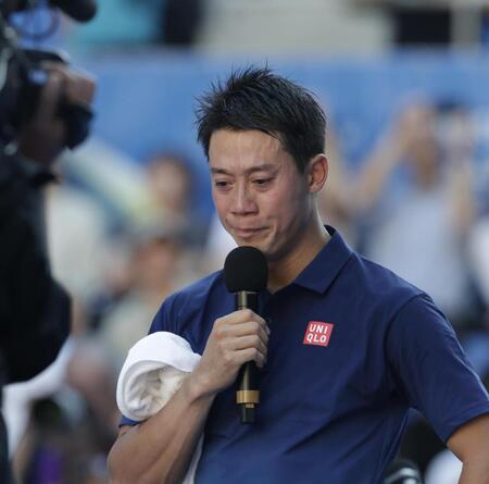 涙ぐみながらインタビューに答えた錦織圭（撮影・佐々木彰尚）