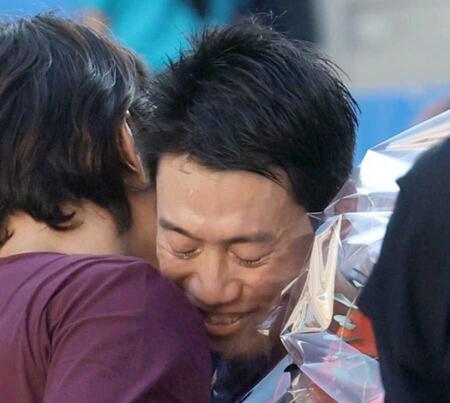 　日本代表・添田監督から花束を渡され、涙を流す錦織圭（撮影・佐々木彰尚）