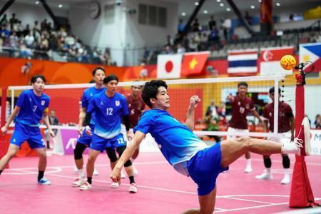 　男子クワッド決勝　日本-インドネシア　レシーブする奈良輪（手前）＝パロマ瑞穂アリーナ