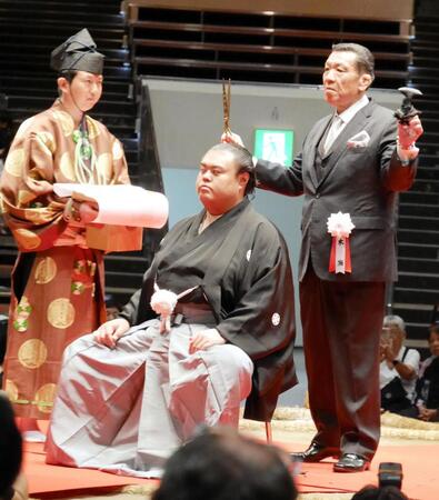 英乃海の大銀杏に止めバサミを入れた木瀬親方