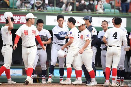 　智弁和歌山に勝利し、健闘をたたえ合う横浜・織田（左から４人目）ら両校ナイン＝弘前市運動公園野球場