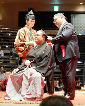 英乃海の断髪式ではさみを入れる元紫雷の斯波匠氏