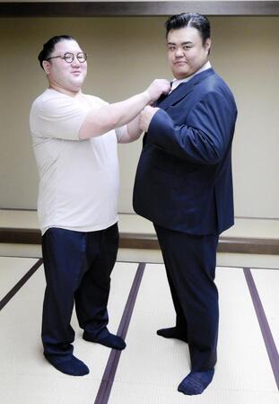 整髪を終えた英乃海のネクタイを直す元紫雷の芝匠氏