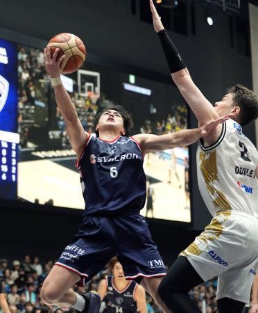 　信州戦でシュートを放つ横浜ＢＣの新井（６）＝横浜ＢＵＮＴＡＩ