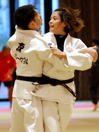 　公開練習で調整する阿部詩（右）＝バクー（共同）