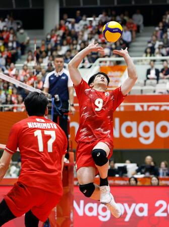 日本－イラン　第３セット、トスを上げる河東
