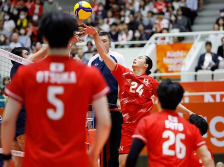 日本－イラン　第３セット、押し込む高橋慶