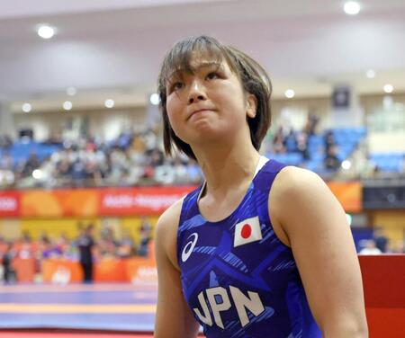 女子５７キロ級３位決定戦に勝利し、涙ながらに引き揚げる藤波朱理