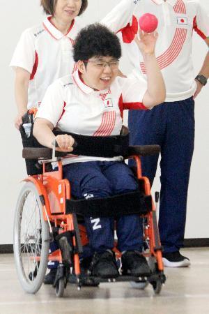 　練習するアジアパラ大会ボッチャ代表の遠藤裕美＝大阪府東大阪市