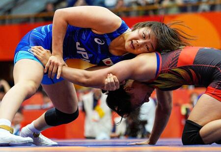 女子57キロ級３位決定戦　ベトナム選手（右）を攻める藤波朱理