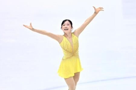女子フリーの演技を終え、歓声に応える中井亜美