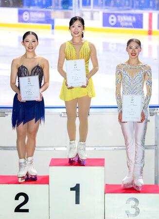 女子で優勝した中井亜美（中央）。左は２位の青木祐奈、右は３位の住吉りをん