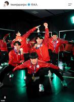 ギニュー特戦隊ポーズを決める男子レスリング勢。ＪＯＣのインスタグラム（ｔｅａｍｊａｐａｎｊｏｃ）より