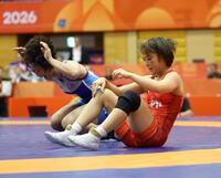 北朝鮮選手（左）に敗れた藤波朱理