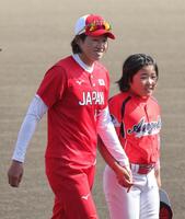試合前のセレモニーで笑顔を見せる上野由岐子