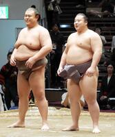 取組後に記念撮影を行う元英乃海（左）と翔猿
