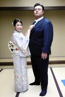 整髪を終えた英乃海のネクタイを直す有希夫人