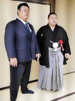 整髪を終えた元英乃海の岩崎拓也氏と弟の翔猿