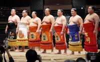 土俵入りを行った（左から）金峰山、一意、翔猿、元英乃海の岩崎拓也氏、元紫雷の芝匠氏、宇良、美ノ海