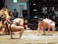 元英乃海の岩崎拓也氏を相手に仕切る翔猿（右）