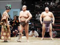 元英乃海（左）が翔猿を寄り切る