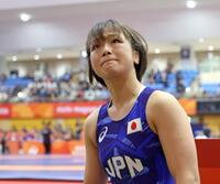 女子５７キロ級３位決定戦に勝利し、涙ながらに引き揚げる藤波朱理