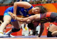 女子57キロ級３位決定戦　ベトナム選手（右）を攻める藤波朱理