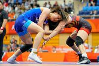 女子57キロ級３位決定戦　ベトナム選手（右）と対戦する藤波朱理