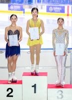 女子で優勝した中井亜美（中央）。左は２位の青木祐奈、右は３位の住吉りをん