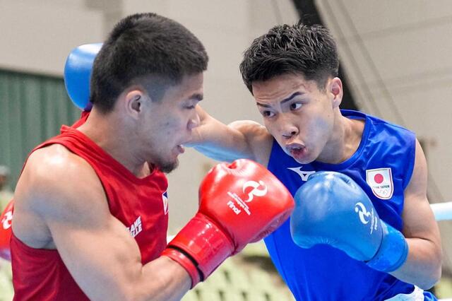 　男子５５キロ級決勝でフィリピン選手（左）を攻める山口瑠