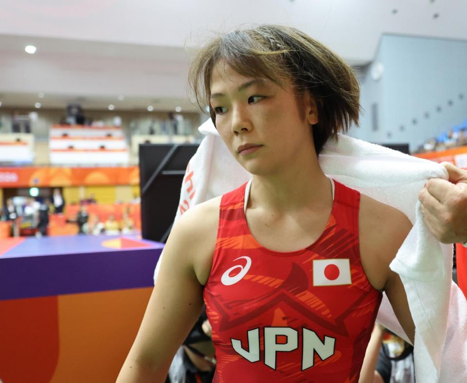 準決勝で敗れ、引き揚げる藤波朱理