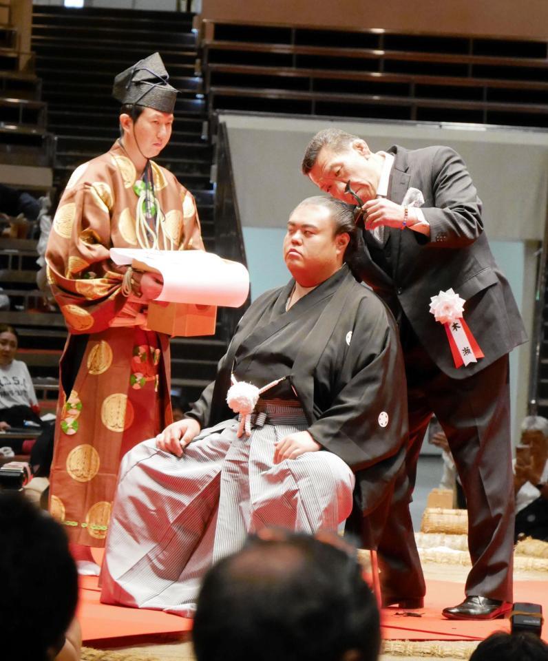 英乃海の大銀杏に止めバサミを入れる木瀬親方