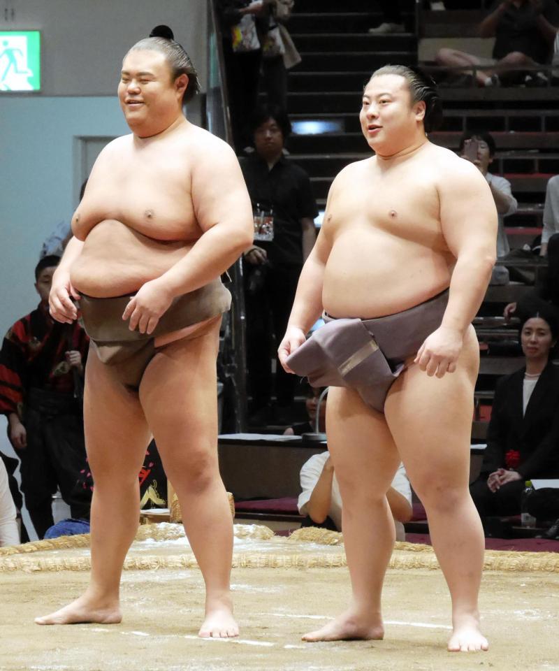 取組後に記念撮影を行う元英乃海（左）と翔猿