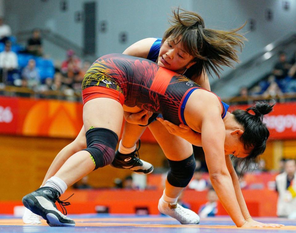 女子57キロ級３位決定戦　ベトナム選手（手前）を攻める藤波朱理