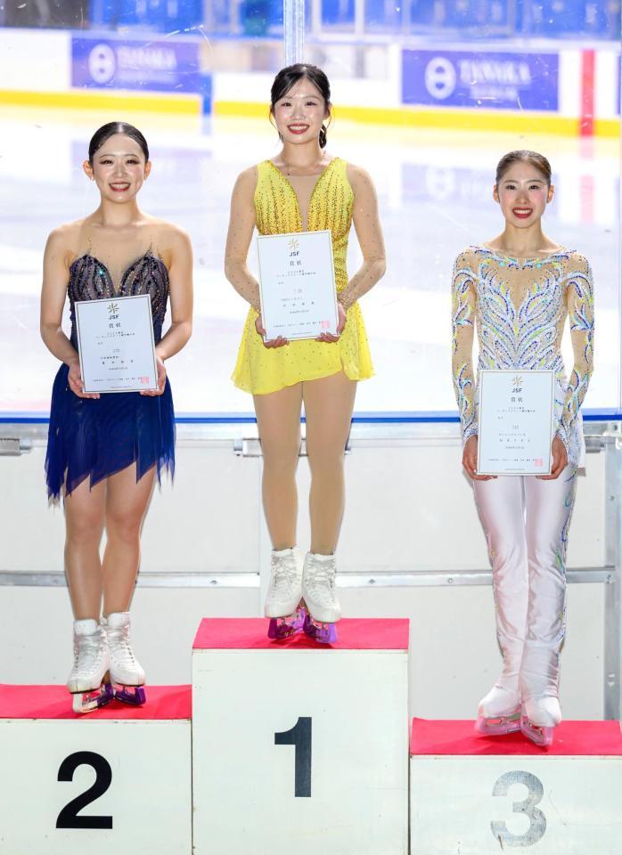 女子で優勝した中井亜美（中央）。左は２位の青木祐奈、右は３位の住吉りをん