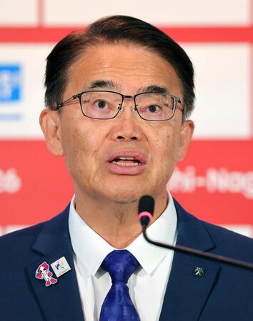 記者会見に臨む大会組織委会長の大村秀章知事