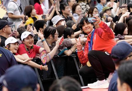 　アジア大会メダリスト祝福イベントに参加したソフトボールの後藤希友（右）＝４日、名古屋市