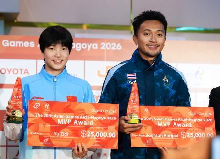 　大会ＭＶＰに選ばれた陸上男子のプリポン・ブーンソン（右）と競泳女子の于子迪＝４日午後、名古屋市