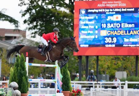 　障害馬術個人Ｂ決勝　競技する佐藤英賢＝馬事公苑