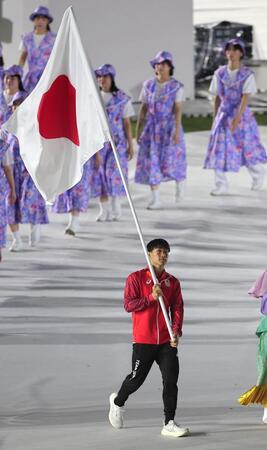 閉会式で日本の旗手を務めた競泳の大橋信