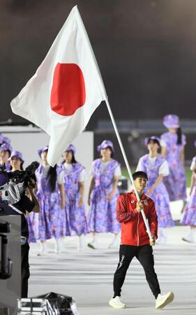 閉会式で日本の旗手を務めた競泳の大橋信